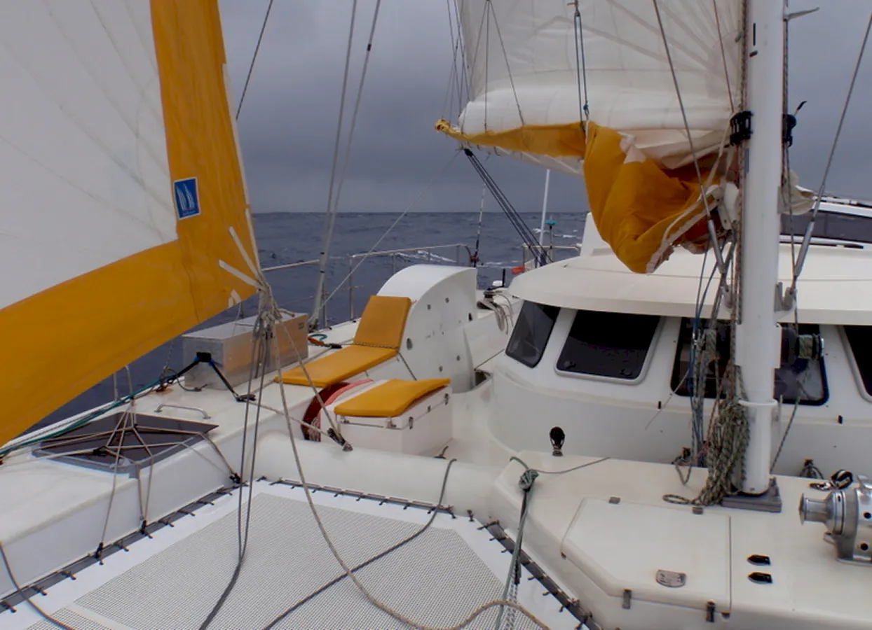 vue du pont du bateau Jangada dans le gros temps